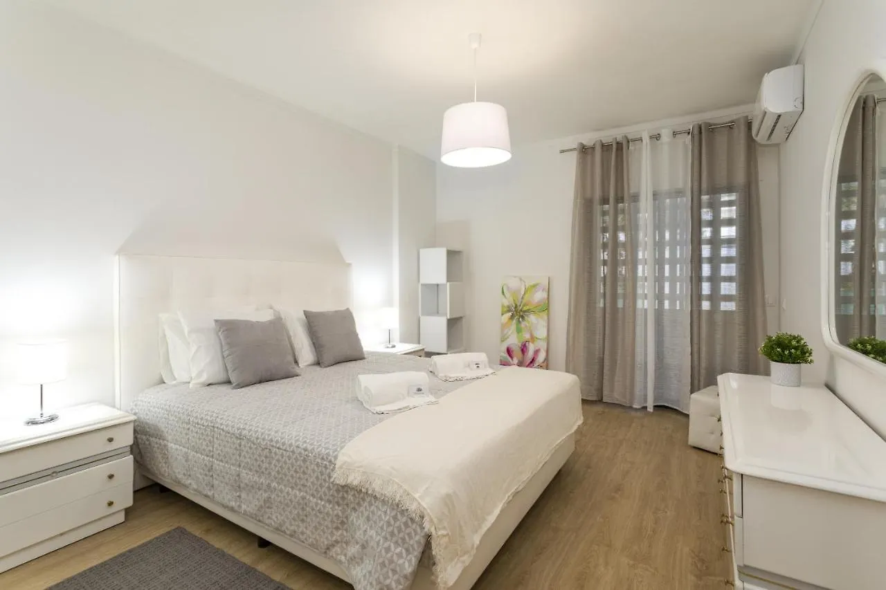 Miral 2 - Beach Front Apartment With Pool Quarteira